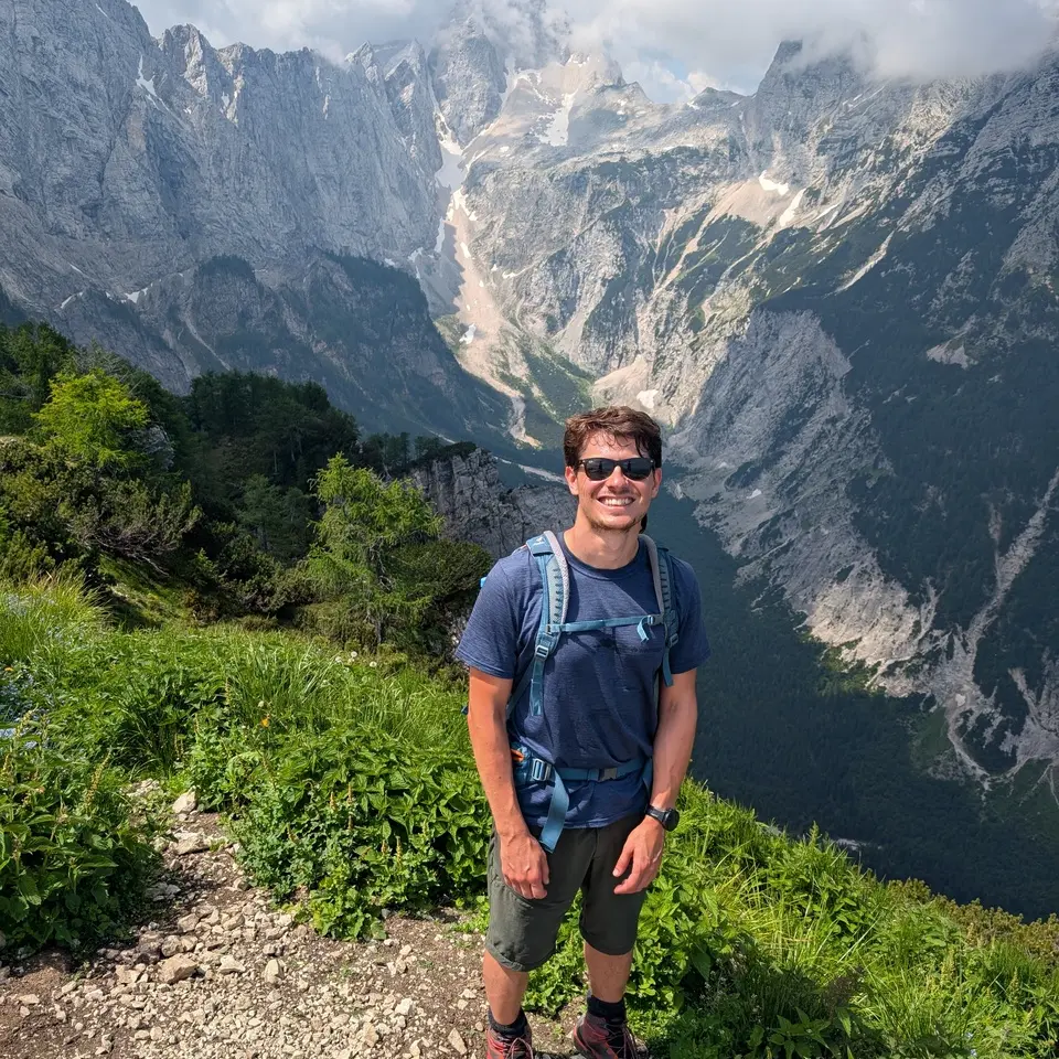 Martin auf einem Wanderweg in den slowenischen Bergen während einer One-Way Fahrt